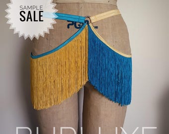 Muestra de cinturón con flecos azules y amarillos - Disfraz de burlesque Shimmy