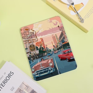 Könnte beinhalten: Tablethülle mit einer Retro-Illustration eines Oldtimers auf einer Straße mit Neonreklamen. Die Hülle hat ein rosa, orange und blaues Farbschema, wobei die Wörter "Golden Nugget" und "Lucky Strike" sichtbar sind.