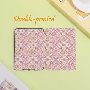 K&ouml;nnte beinhalten: Eine doppelt bedruckte H&uuml;lle mit einem rosa-beigen floralen Fliesenmuster. Die H&uuml;lle ist ge&ouml;ffnet und zeigt das Innendesign. Der Text "Double-printed" ist in orangefarbener Schrift.