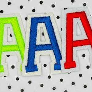 Parches de letras termoadhesivos. Parches de letras de colores para planchar o coser en la ropa. Varios colores para elegir.