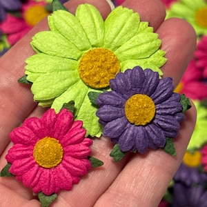 Magnifiques décorations faites à la main de marguerites et de tournesols en papier mûrier x 100. Fabrication de cartes, albums de coupures, invitations, couverts, signets