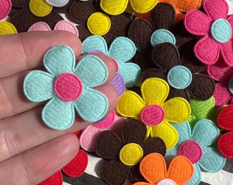 Paquete mixto de 50 flores de fieltro. Aplicaciones para tarjetas, scrapbooking, costura y accesorios para el cabello.