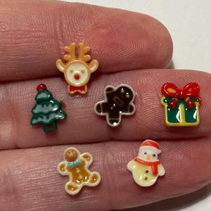 Weihnachts Cabochons, Rentier, Schneemann, Lebkuchen, Geschenk Cabochons.  Harz Cabochons x 10 oder 20.Winzige Verzierungen.