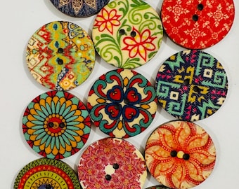 Knappar i naturliga trä, bohemiska. Syknappar i livfull mandala-stil, 25 mm x 10.