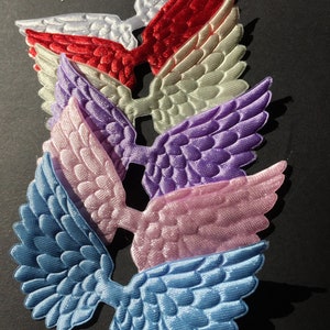 Stoffen engel- en feevleugelversieringen.  Satijn met reliëf. Ideaal voor scrapbookingateliers, kaarten, naaien, haarspeldjes, poppen maken en meer.