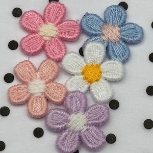 15mm Knitted Flower Applique Patches: Woollen Floral Embellishments for Knitting