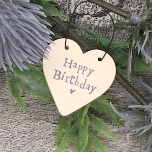 Petites étiquettes-cadeaux en forme de coeur en bois pour les anniversaires spéciaux. 18e. 21. Le 30. 40e. 50e. 60e. 70e. 80e. Médaillons coeur miniatures.
