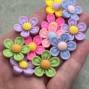 Cabochon a forma di fiore da 21 mm. Fiori in resina con retro piatto in colori pastello. Fiori in resina fai da te.