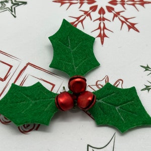 Feuilles de houx de Noël en feutre avec des baies rouges « Jingle Bell ». Différentes tailles et couleurs - Loisirs créatifs de Noël avec du houx vert et des baies rouges