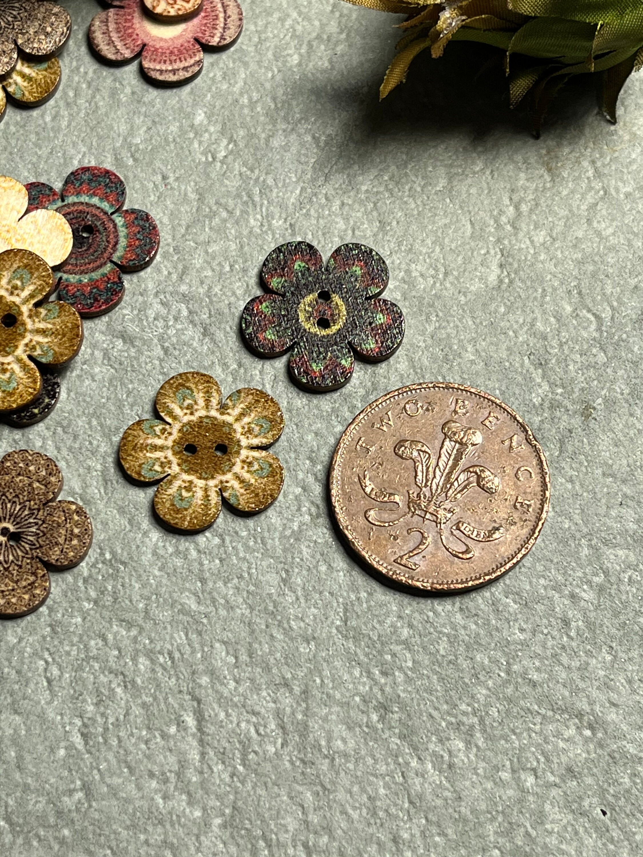Bottoni boho in legno naturale. Bottoni da cucito a forma di fiore in stile mandala, 20 mm, in confezioni da 10. - Italia