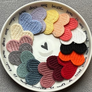 Abbellimenti a forma di cuore in lana lavorata a maglia x 1, 5 o 10. Molti colori tra cui scegliere. Ideali per lavori a maglia, cucito, scrapbooking.