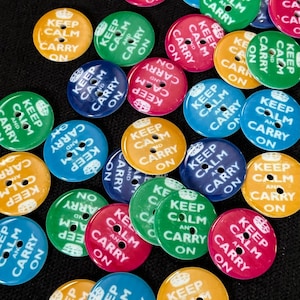 "20mm ""Keep Calm & Carry On"" Harzknöpfe. Gemischte Farben zur Auswahl x 15, 30 oder 45.
