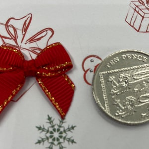 Mini fiocchi di stoffa natalizi - Fiocchi in stile con bordo rosso oro x15. Larghezza 9 mm - Biglietti di Natale e progetti artigianali.