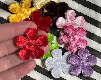 50 schimmernde Stoffblumen-Applikationen. Wunderschöne 35 mm große Blumenapplikationen zum Basteln von Karten, Scrapbooking, Nähen und für Haaraccessoires.