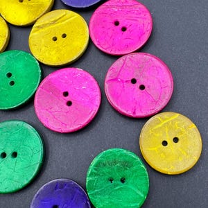 Bottoni in cocco naturale dai colori vivaci – Misure assortite, Materiali unici per il fai da te