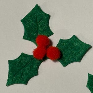 Feuilles de houx de Noël en feutre avec des baies rouges à pompons. Différentes tailles et couleurs - Artisanat de Noël de houx vert et de baies rouges
