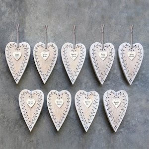 Handgeschilderde houten hangende harten met lang blad uit het oosten van India: moeder, vader, speciale vriend, verrassingscadeau, dierbaren, hangend bord