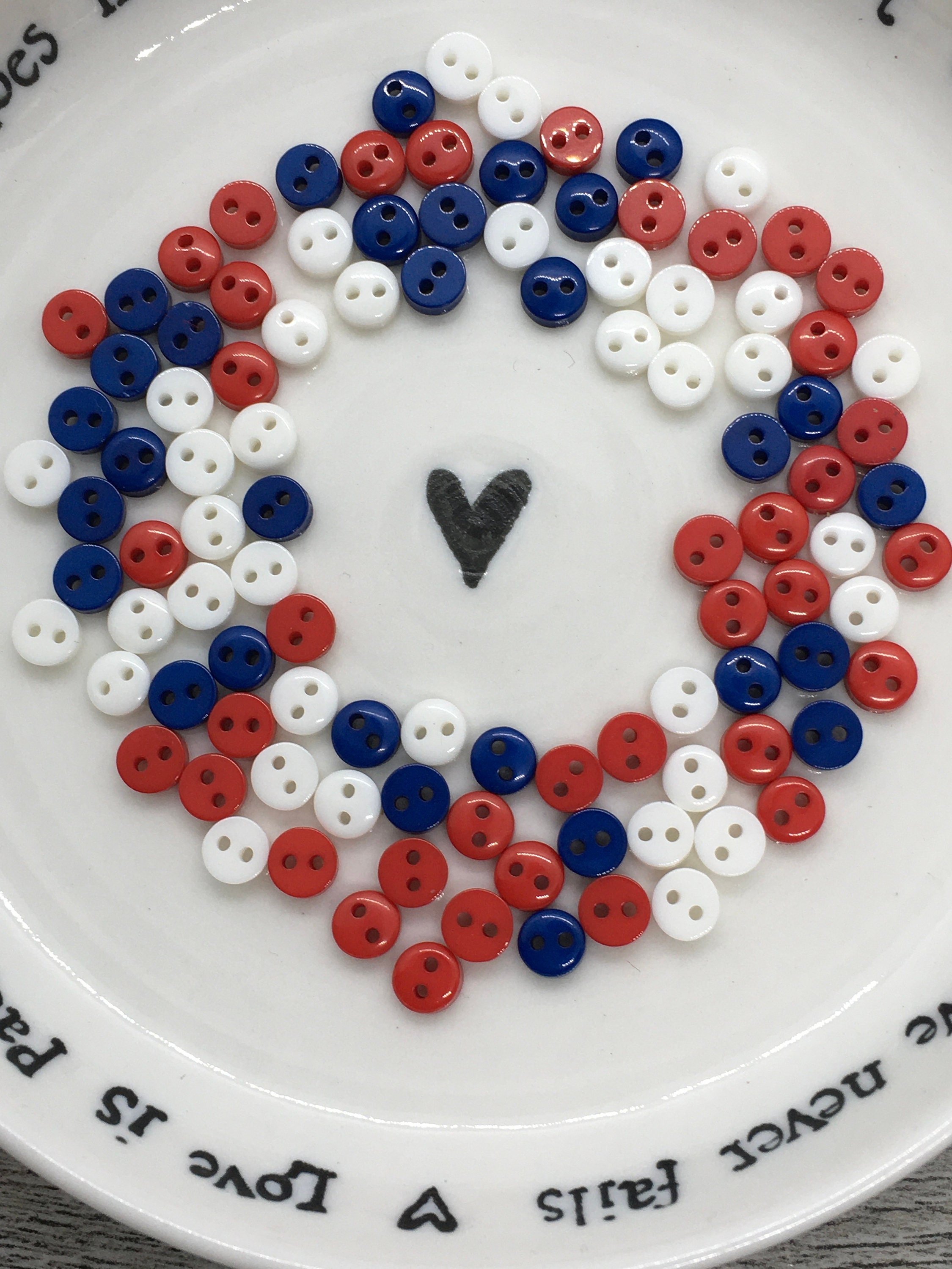 Set Di Bottoni Rotondi Bianchi - Bottoni Da Cucito Da 12 Mm - Lotto Di Bottoni All'ingrosso Per Lavori Artigianali, Bottoni In Plastica Piccoli A 4 Fori, 18L Ottimi Per Cucire, - Italia - Foto 2