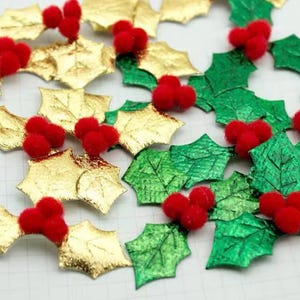 Feuilles de houx de Noël avec pompons fruits rouges. Feuilles de houx brillantes vertes et dorées avec baies rouges. Bricolage de Noël