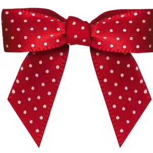 Peut inclure: Un nœud papillon en satin rouge à pois blancs. Le nœud est noué de manière classique, avec deux boucles et deux longues queues pointues. Le nœud est d'un rouge vif et les pois blancs sont espacés uniformément.