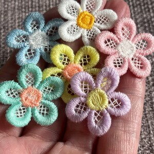 Fleurs en dentelle de 30 mm. Un beau mélange de différentes couleurs pastel. Vendu par lot de 10.