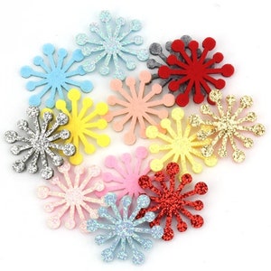 Abbellimenti con fiocchi di neve glitterati. Abbellimenti con fiocchi di neve natalizi in tessuto glitterato x 10. Artigianato natalizio, biglietti, etichette, regali.