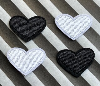 8 Toppe Termoadesive A Forma Di Cuore - 3 Dimensioni - Colori Nero E Rosso - Per Riparare O Decorare Vestiti, Jeans, Borse
