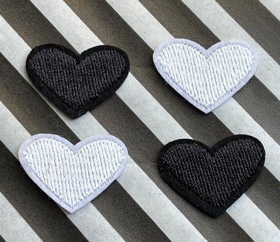 8 Toppe Termoadesive A Forma Di Cuore - 3 Dimensioni - Colori Nero E Rosso - Per Riparare O Decorare Vestiti, Jeans, Borse