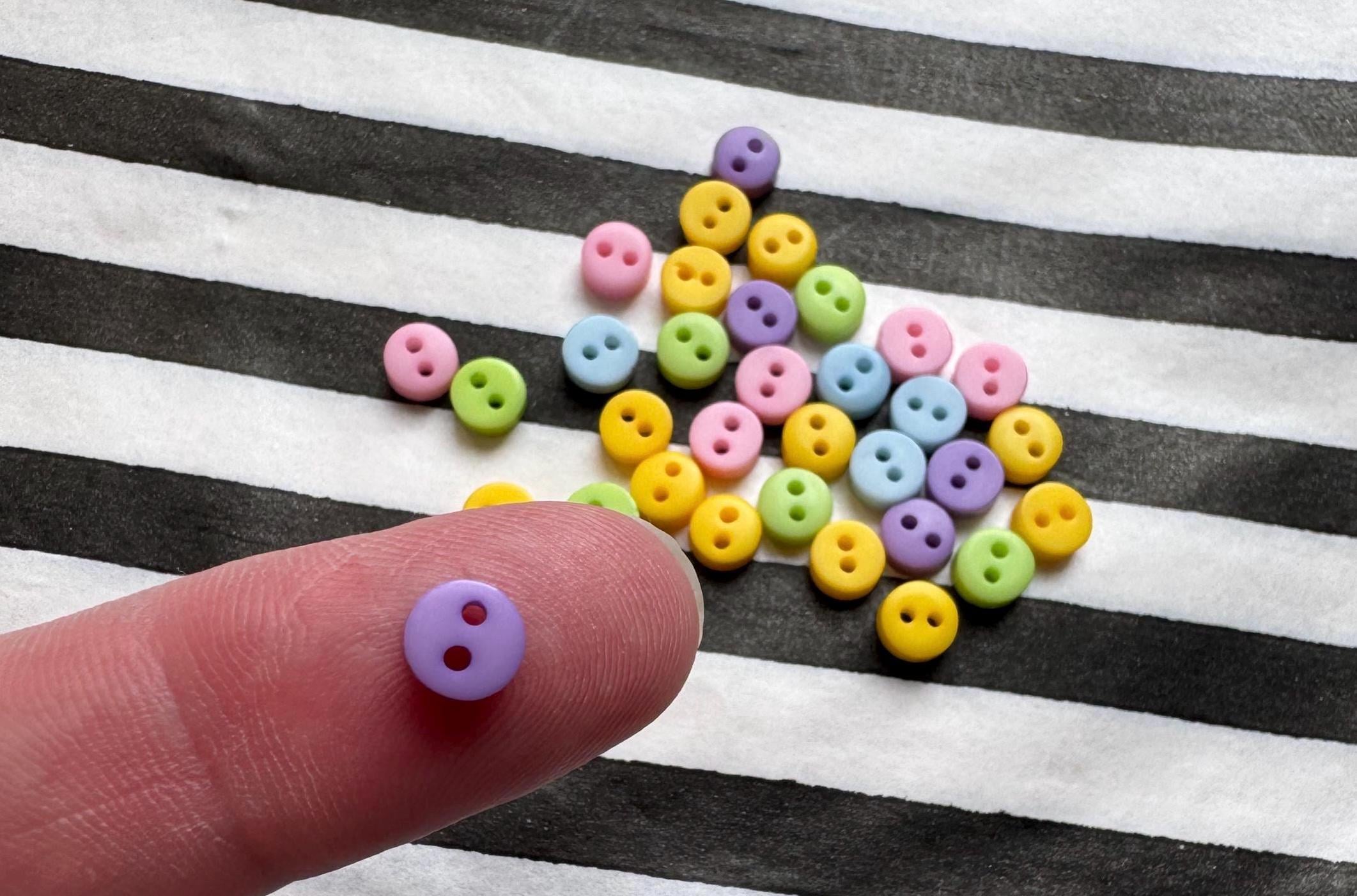 Set Di Bottoni Rotondi Bianchi - Bottoni Da Cucito Da 12 Mm - Lotto Di Bottoni All'ingrosso Per Lavori Artigianali, Bottoni In Plastica Piccoli A 4 Fori, 18L Ottimi Per Cucire, - Italia - Foto 12