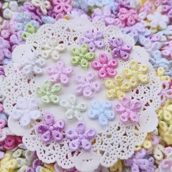 17 mm Lace Flowers. A beautiful mix of various pastel colours. Come in packs of 20.