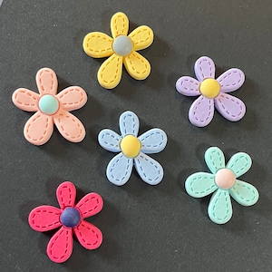 Cabochons Fleur Marguerite 28 mm. Dos plats de fleurs en résine aux couleurs pastel. Fleurs en résine artisanales bricolage.
