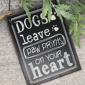 Hangende metalen borden in retrostijl: honden laten pootafdrukken achter op je hart&quot; zwart-wit, cadeau, dierenliefhebber, huisdierverlies cadeau, 2 maten