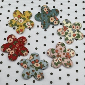 Gewatteerde bloemen. Bedrukte stof/bloemapplicaties: mix van bloemen met patronen, kaarten maken, scrapbookingateliers, haarspeldjes. Verkrijgbaar in 2 maten