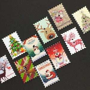 Hölzerne Briefmarken förmige Weihnachtsknöpfe x 15 - Pinguine, Weihnachtsmann, Bäume und Rentier. Weihnachtskarten und Kunsthandwerk