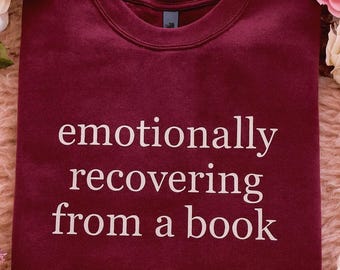 Moletom com gola redonda bordado "Recuperando-se emocionalmente de um livro"