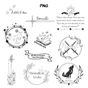 Può includere: Illustrazioni in bianco e nero di vari disegni, tra cui una volpe, un libro, una spada, un lupo e una citazione. I disegni sono circondati da ghirlande di fiori e altri elementi decorativi.