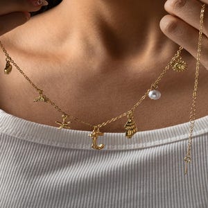 Collar con inicial de chica surfista hecho a mano, chapado en oro de 14 quilates, con inicial de concha y perla, con dije de océano y verano.
