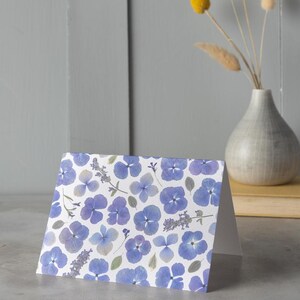 Biglietto di auguri botanico, fiori pressati blu