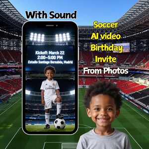 Può includere: Uno schermo di smartphone mostra un invito di compleanno a tema calcio. L'invito presenta un ragazzino in divisa da calcio, un pallone da calcio e il testo "Kickoff: March 22 14:00-17:00 Estadio Santiago Bernabéu, Madrid." Sono visibili anche le parole "Soccer AI video Birthday Invite From Photos".