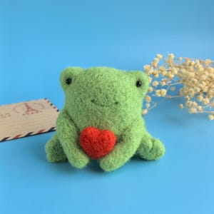 Frog figurine Wool felted miniature animals Miniature frog ornaments Felted toad Felted frog gifts reptile figurines
