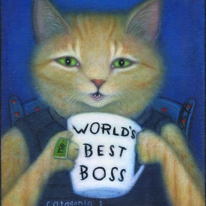 Op de afbeelding: Een schilderij van een kat met groene ogen die een witte mok vasthoudt met de tekst "World's Best Boss". De kat draagt een blauw vest met rode knopen. De achtergrond is blauw.