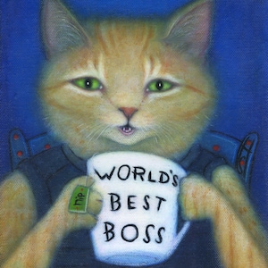 Op de afbeelding: Een cartoonkat met een zwarte vest en een witte mok die "World's Best Boss" zegt. De kat heeft groene ogen en een roze neus. De achtergrond is donkerblauw.