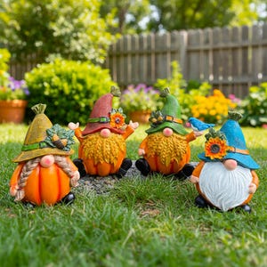 Könnte beinhalten: Vier Gartenzwerge mit orangefarbenen, kürbisförmigen Körpern, jeder mit einem andersfarbigen Hut. Die Hüte sind gelb, rot, grün und blau, mit Sonnenblumen und Blättern verziert. Sie sitzen auf grünem Gras vor einem Holzzaun.