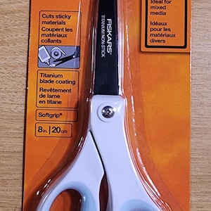 Tesoura Fiskars de 20 cm com revestimento antiaderente de titânio e cabo branco com revestimento macio - técnica mista