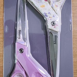 Fabany 2-delat tygsaxset med blommönster och lila böjt handtag, 20 cm