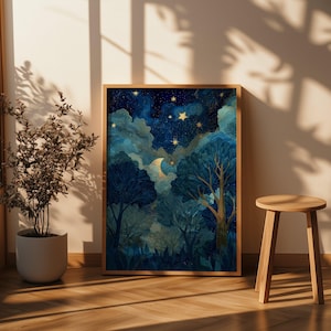 Può includere: Una stampa artistica incorniciata raffigura una scena notturna della foresta. L'opera presenta un cielo blu scuro pieno di stelle e una luna crescente. Gli alberi nelle tonalità del blu e del verde riempiono il primo piano. La cornice è di colore marrone chiaro.