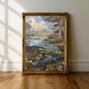 Puede incluir: Una impresión vintage enmarcada que representa una escena de pantano con caimanes. La obra de arte presenta un paisaje detallado con una masa de agua, vegetación exuberante y un marco dorado ornamentado. La paleta de colores incluye verdes, azules y marrones.