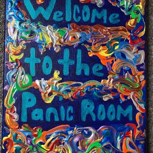 Könnte beinhalten: Ein farbenfrohes abstraktes Gemälde auf Leinwand mit den Worten "Welcome to the Panic Room" in blauer Farbe.