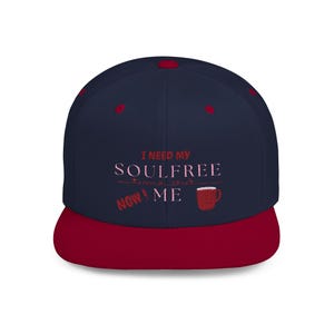 Könnte beinhalten: Eine marineblaue und rote Baseballkappe mit dem Text "I need my soulfree time out now! Me" und einer roten Kaffeetassengrafik.