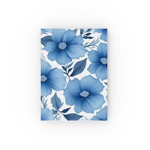 Könnte beinhalten: Ein nahtloses Muster mit blauen Blumen und Blättern auf weißem Hintergrund. Die Blumen sind stilisiert und haben einen Aquarell-Effekt.